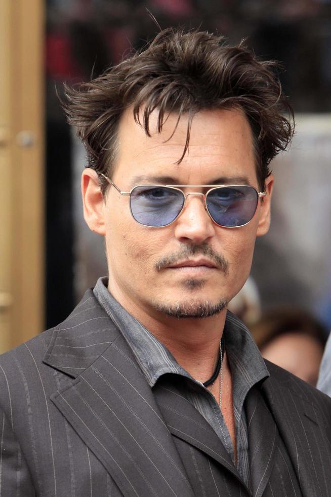 los angeles, 24 de junio - johnny depp en la estrella de jerry bruckheimer en el paseo de la fama de hollywood en el teatro el capitan el 24 de junio de 2013 en los angeles, ca foto