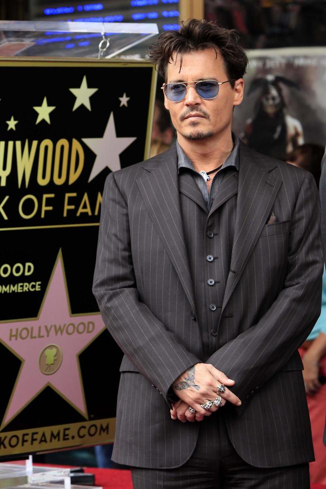 los angeles, 24 de junio - johnny depp en la estrella de jerry bruckheimer en el paseo de la fama de hollywood en el teatro el capitan el 24 de junio de 2013 en los angeles, ca foto