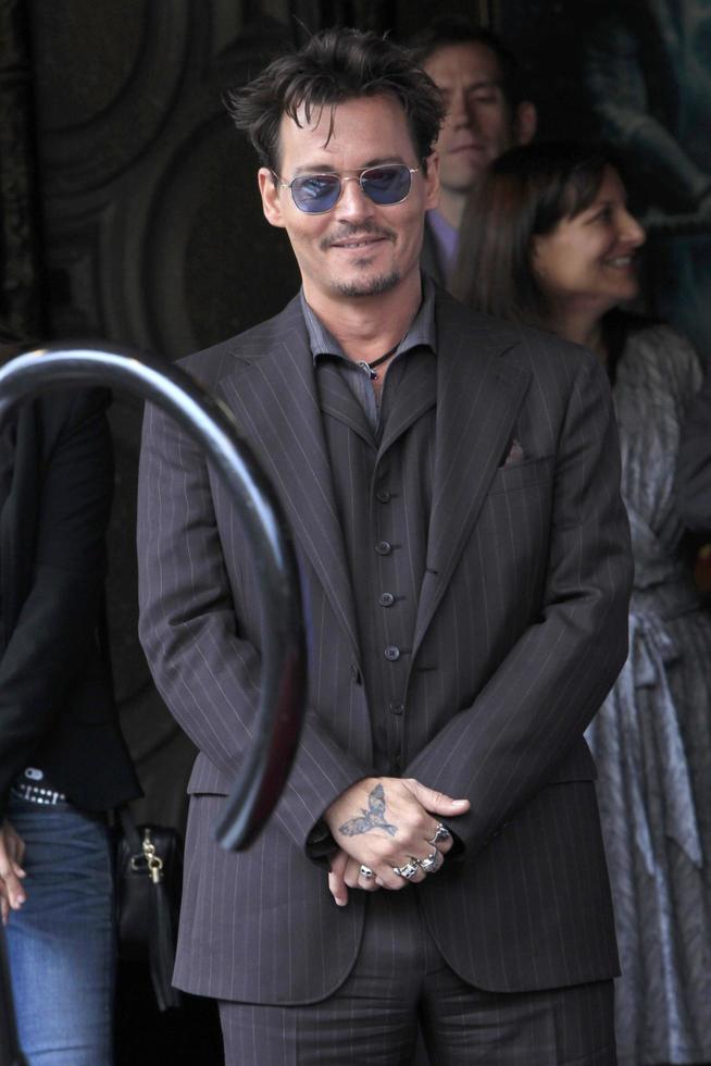 los angeles, 24 de junio - johnny depp en la estrella de jerry bruckheimer en el paseo de la fama de hollywood en el teatro el capitan el 24 de junio de 2013 en los angeles, ca foto