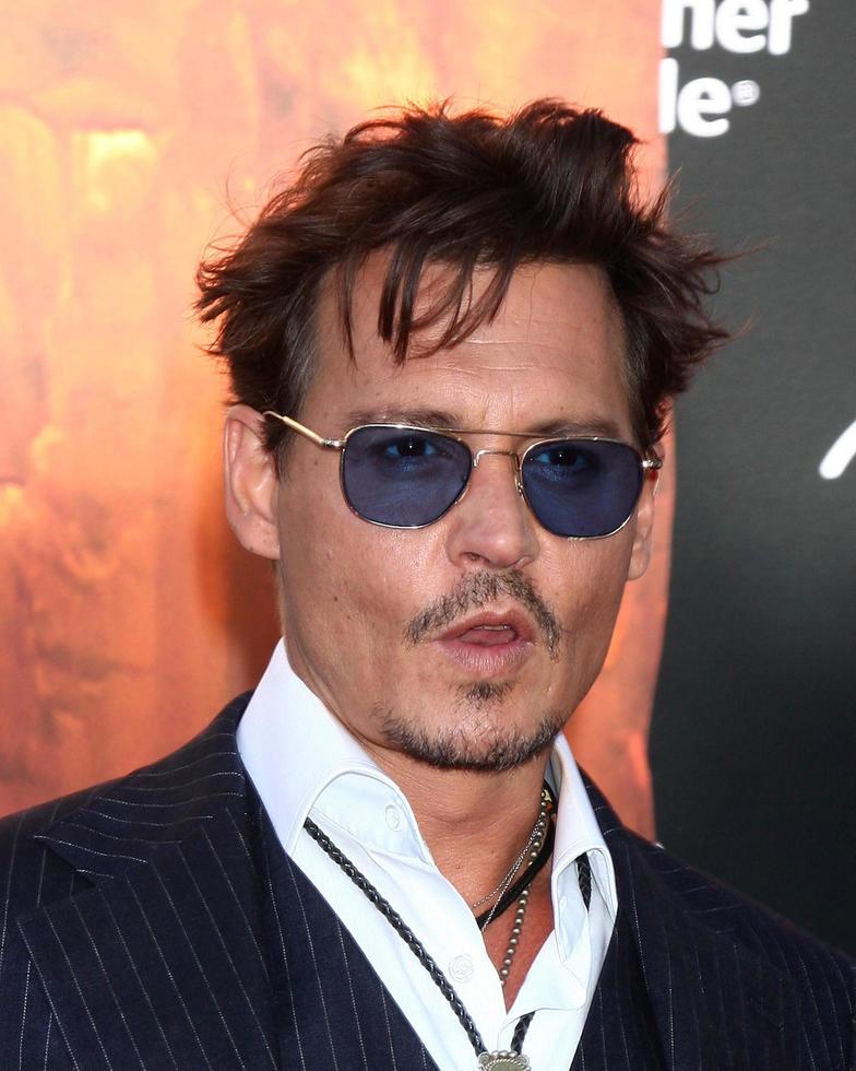 los angeles, 22 de junio - johnny depp en el estreno mundial del llanero solitario en disney s california adventure el 22 de junio de 2013 en anaheim, ca foto