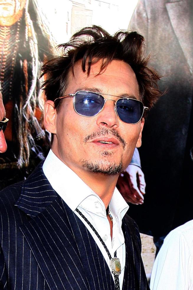 los angeles, 22 de junio - johnny depp en el estreno mundial del llanero solitario en disney s california adventure el 22 de junio de 2013 en anaheim, ca foto