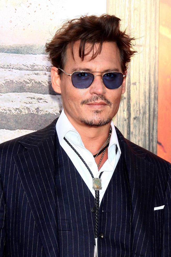 los angeles, 22 de junio - johnny depp en el estreno mundial del llanero solitario en disney s california adventure el 22 de junio de 2013 en anaheim, ca foto