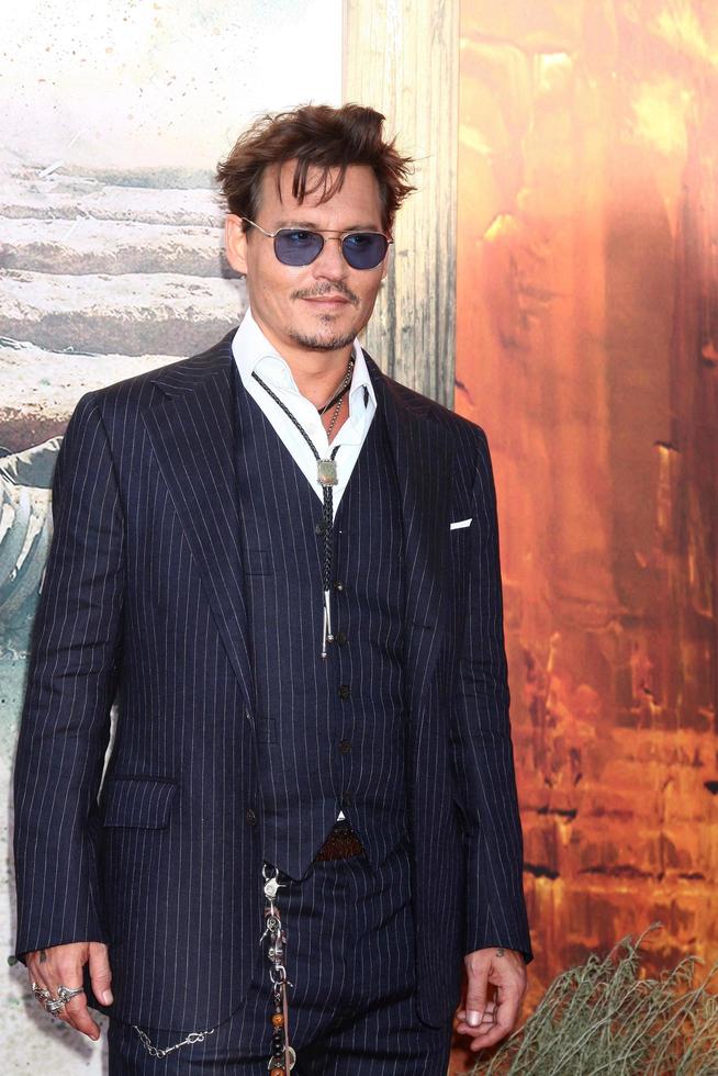 los angeles, 22 de junio - johnny depp en el estreno mundial del llanero solitario en disney s california adventure el 22 de junio de 2013 en anaheim, ca foto