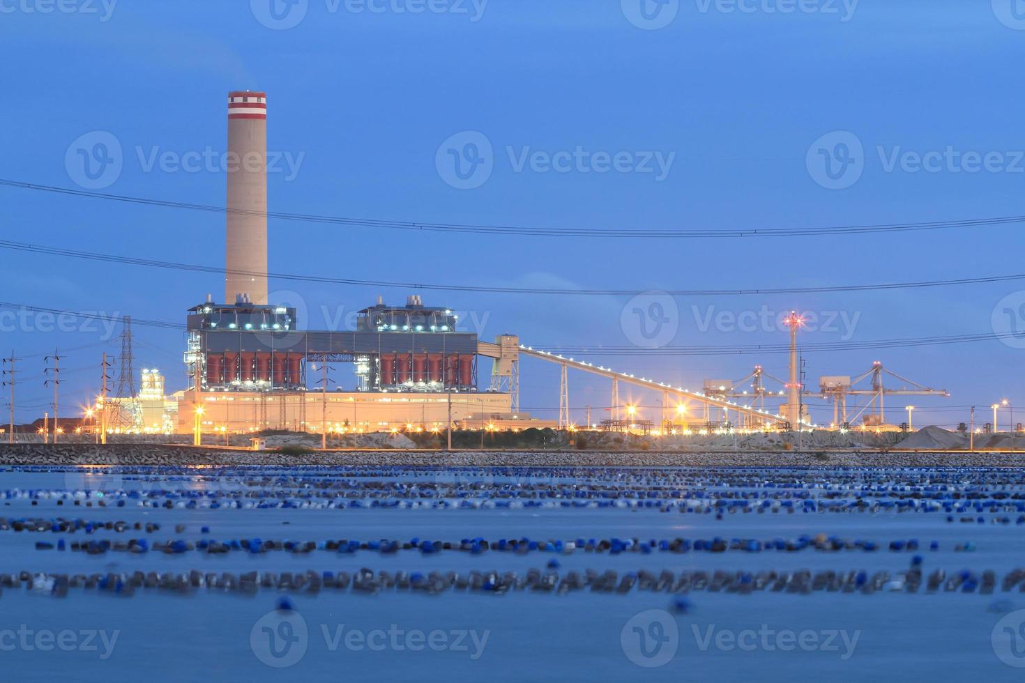 planta de energía eléctrica de combustión de carbón de combustible fósil foto