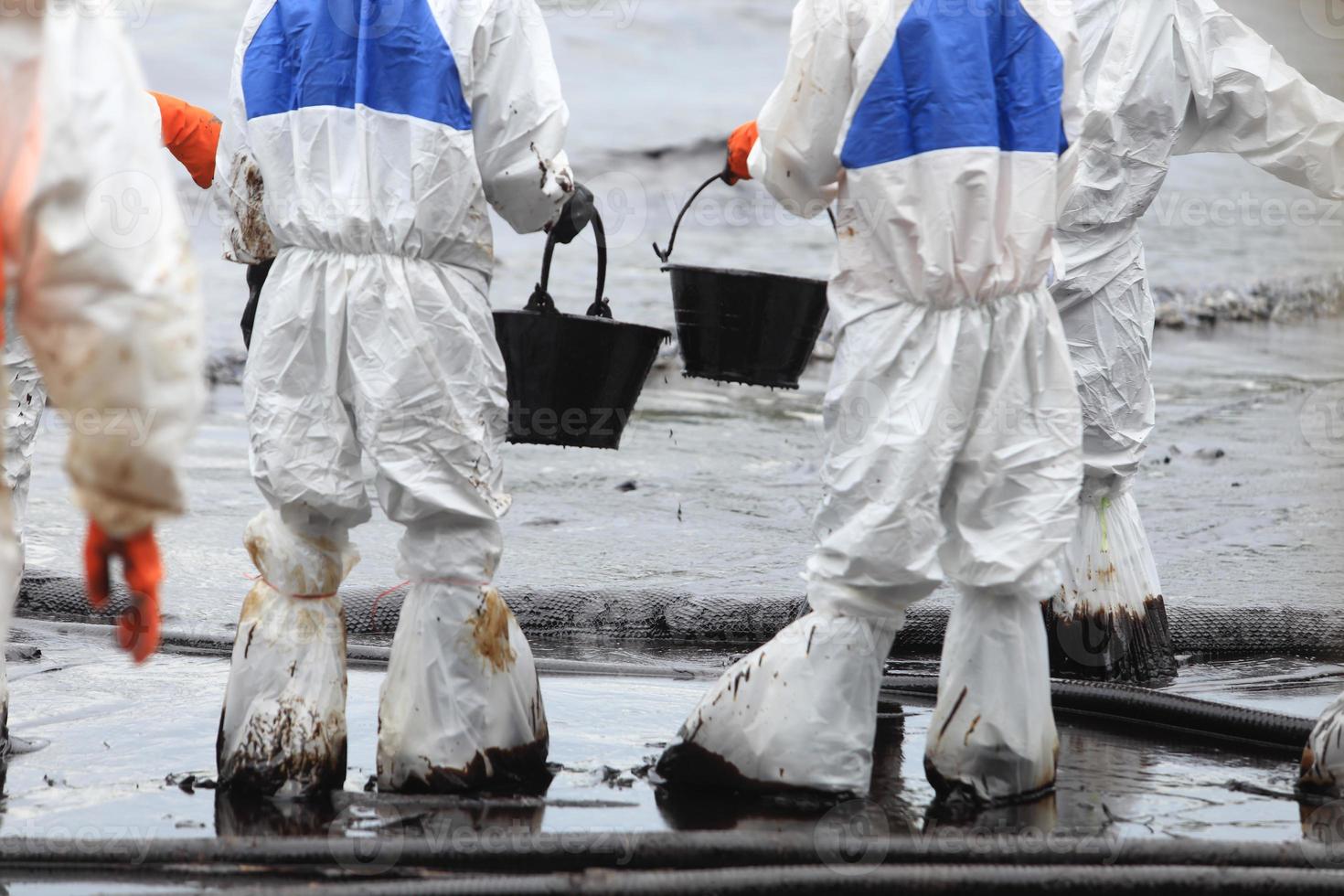 clean up Crude oil stain photo
