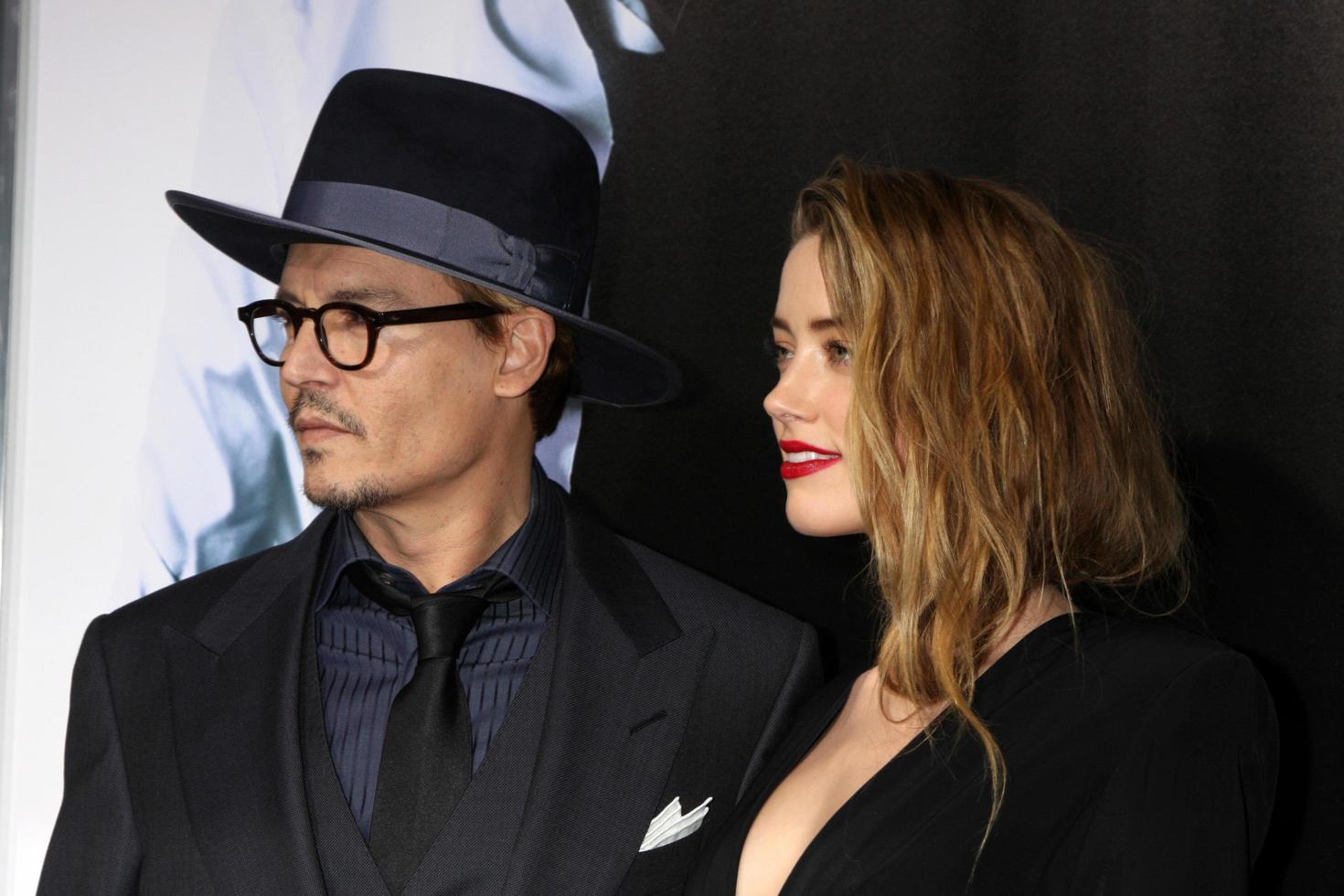 los angeles, 12 de febrero - johnny depp, ámbar escuchó en los 3 días para matar la premiere en arclight hollywood theaters el 12 de febrero de 2014 en los angeles, ca foto