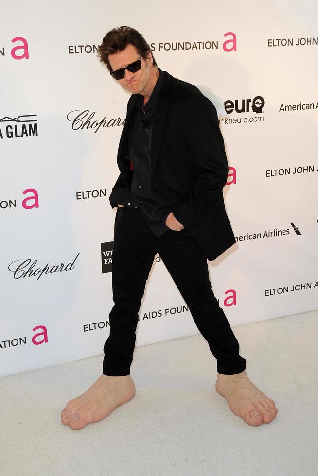 los angeles, 24 de febrero - jim carrey llega a la fiesta de visualización de premios de la academia número 21 de la fundación elton john aids en el parque de west hollywood el 24 de febrero de 2013 en west hollywood, ca foto