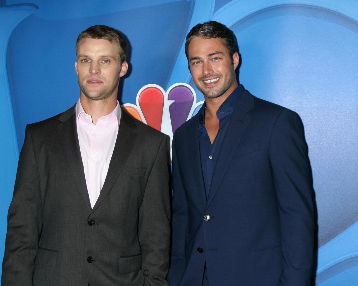 los angeles, 27 de julio - jesse spencer, taylor kinney en la gira de prensa de verano nbc tca 2013 en el beverly hilton hotel el 27 de julio de 2013 en beverly hills, ca foto