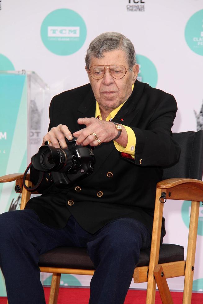 los angeles, 12 de abril - jerry lewis en la ceremonia de mano y huella de jerry lewis en el teatro chino tcl el 12 de abril de 2014 en los angeles, ca foto