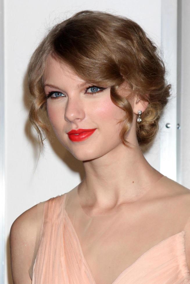 LOS ANGELES, JAN 5 -  Taylor Swift arrives at 2011 People s Choice Awards at Nokia Theater at LA Live on January 5, 2011 in Los Angeles, CA photo