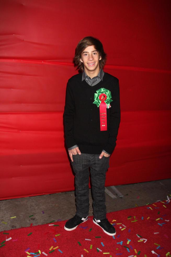 los angeles, 28 de noviembre - jimmy bennett llega al desfile de navidad de hollywood 2010 en hollywood boulevard el 28 de noviembre de 2010 en los angeles, ca foto