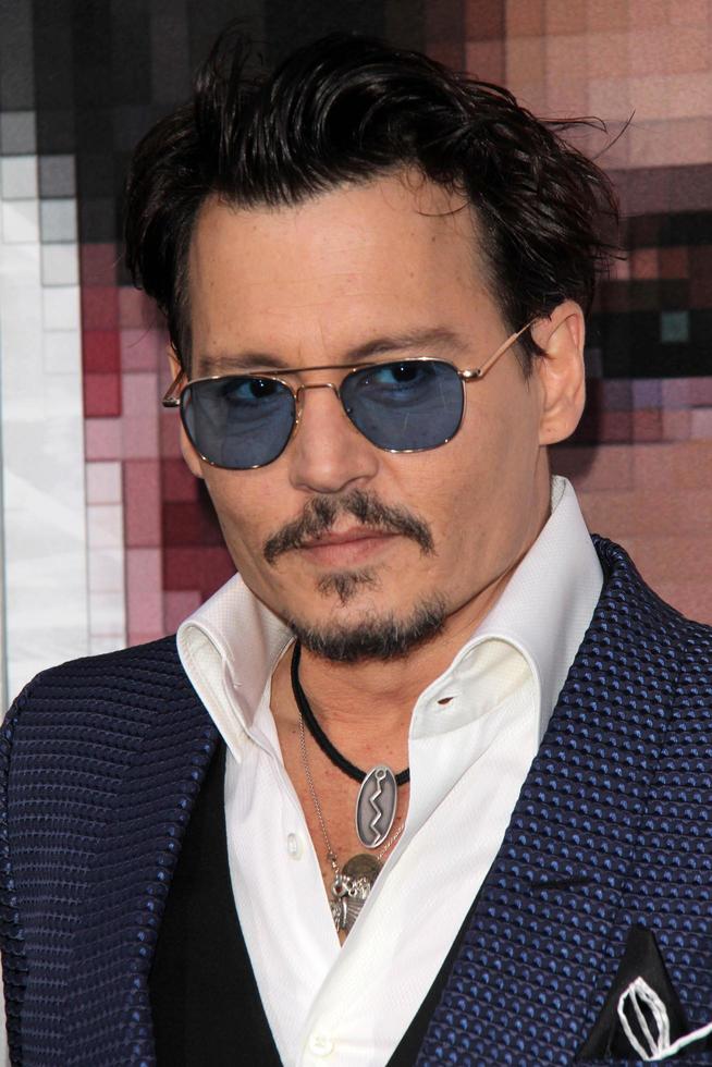 los angeles, 10 de abril - johnny depp en el estreno de la trascendencia en el teatro del pueblo el 10 de abril de 2014 en westwood, ca foto