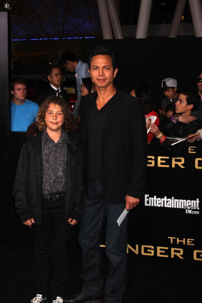 los angeles, 12 de marzo - benjamin bratt llega al estreno de los juegos del hambre en el teatro nokia en la live el 12 de marzo de 2012 en los angeles, ca foto