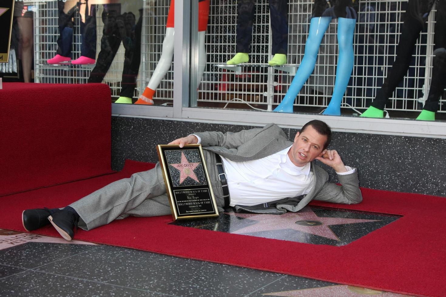 los angeles, sep 19 - jon cryer en la ceremonia de la estrella del paseo de la fama de jon cryer hollywood en el paseo de la fama de hollywood el 19 de septiembre de 2011 en los angeles, ca foto