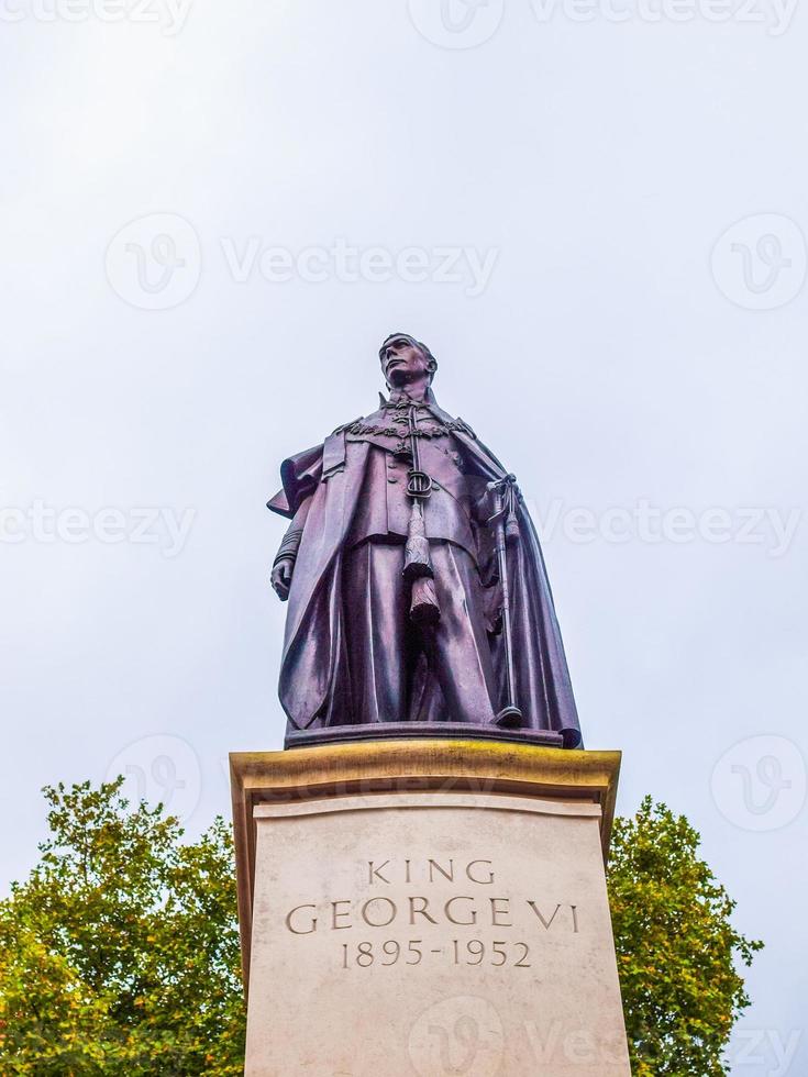 HDR George and Elizabeth monument London photo