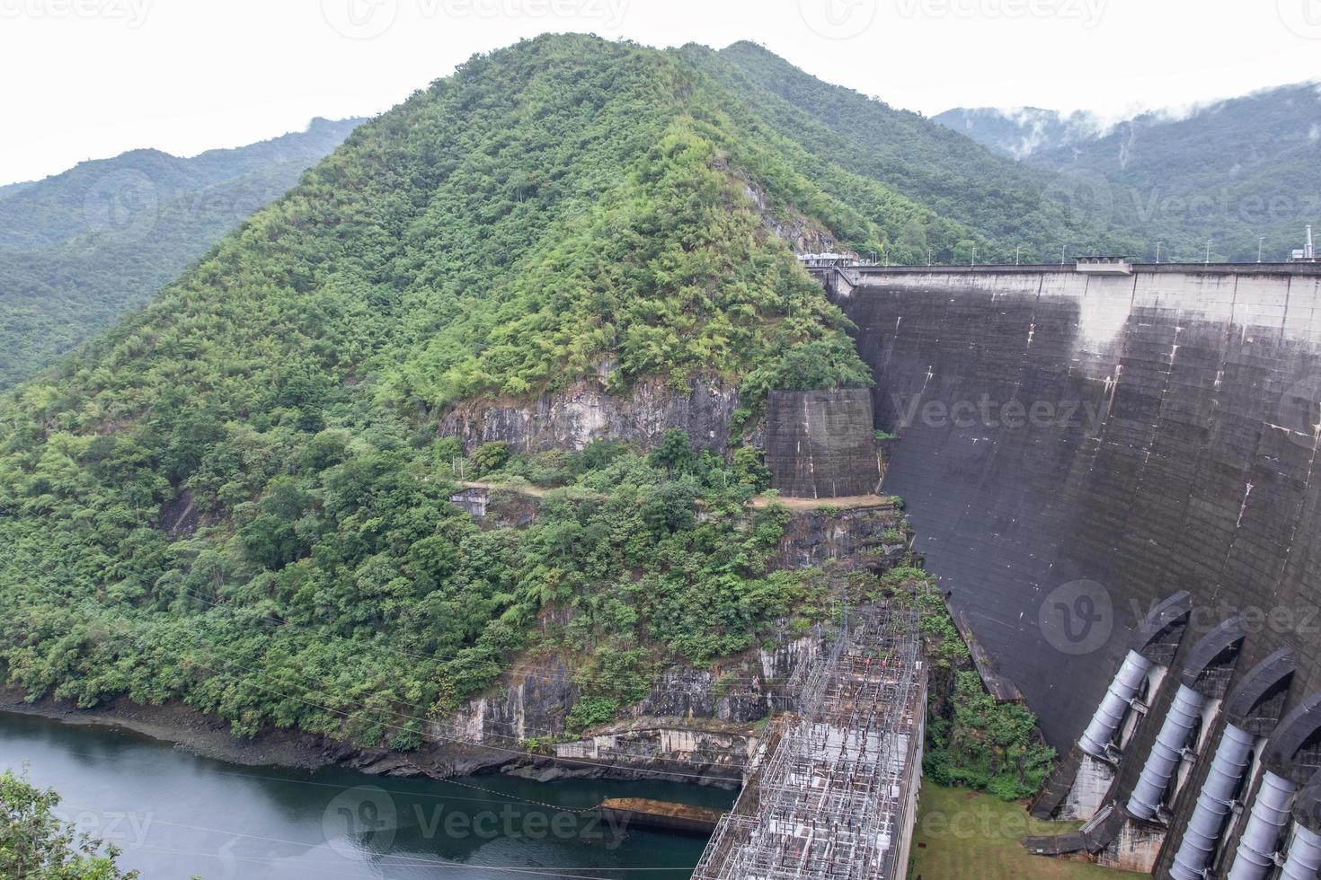gran presa de hormigón y planta hidroeléctrica. foto