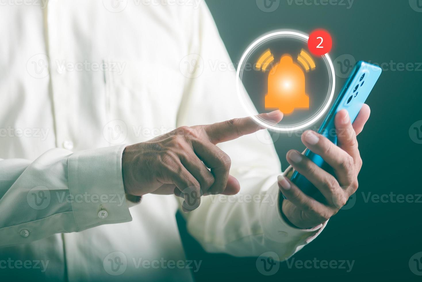 joven empresario mirando la notificación del teléfono móvil, foto