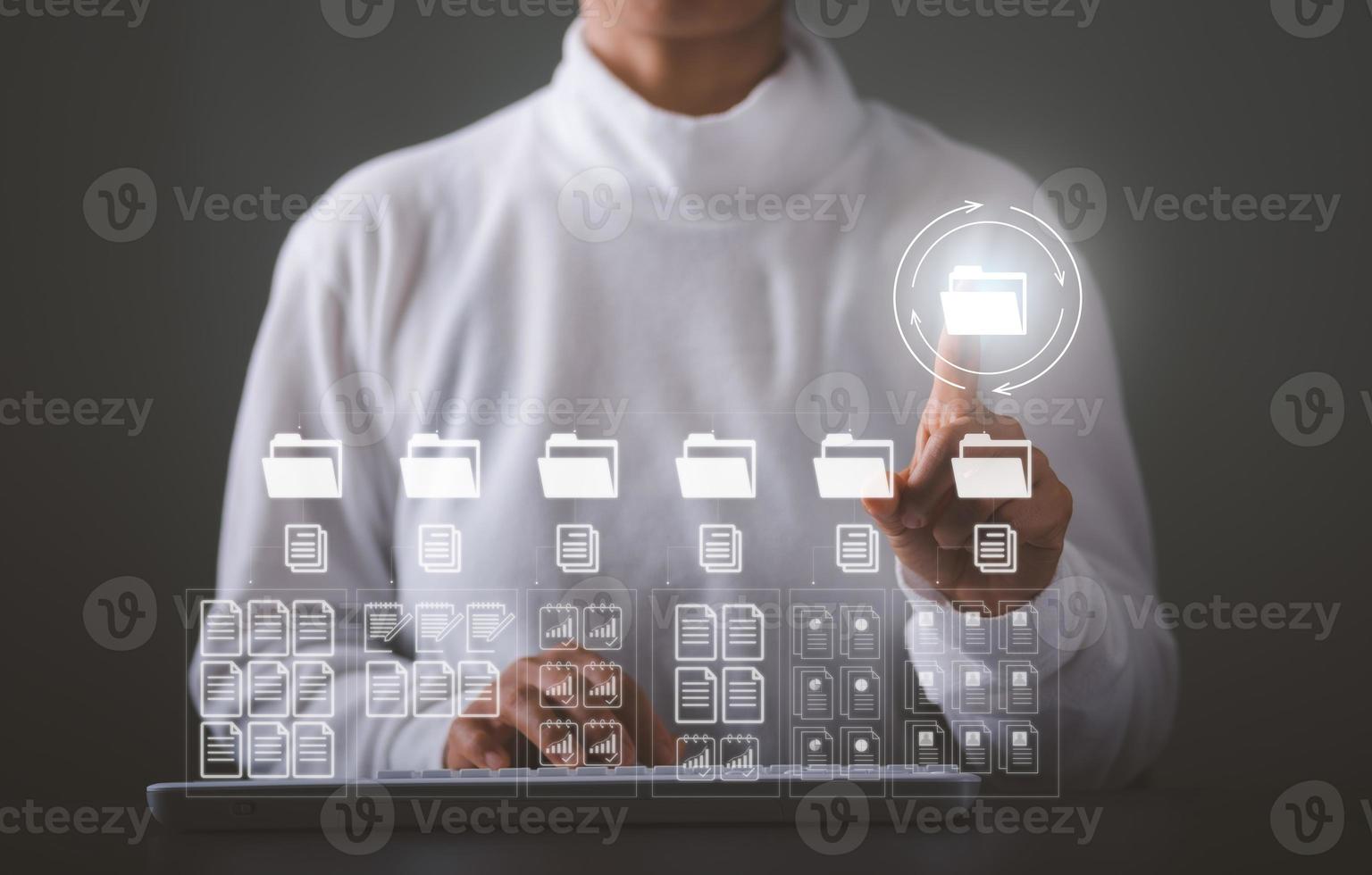 una mujer de negocios trabajando frente a una computadora foto