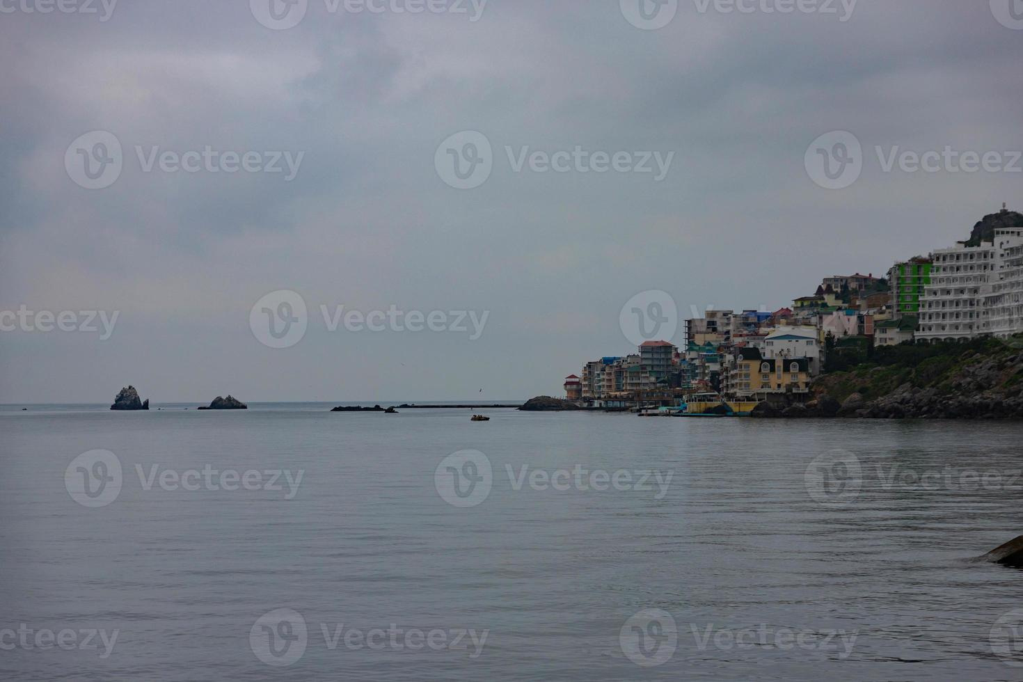 pueblo europeo junto al mar temprano en la mañana. foto