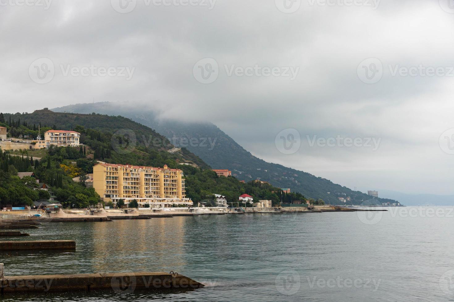 pueblo europeo junto al mar temprano en la mañana. foto