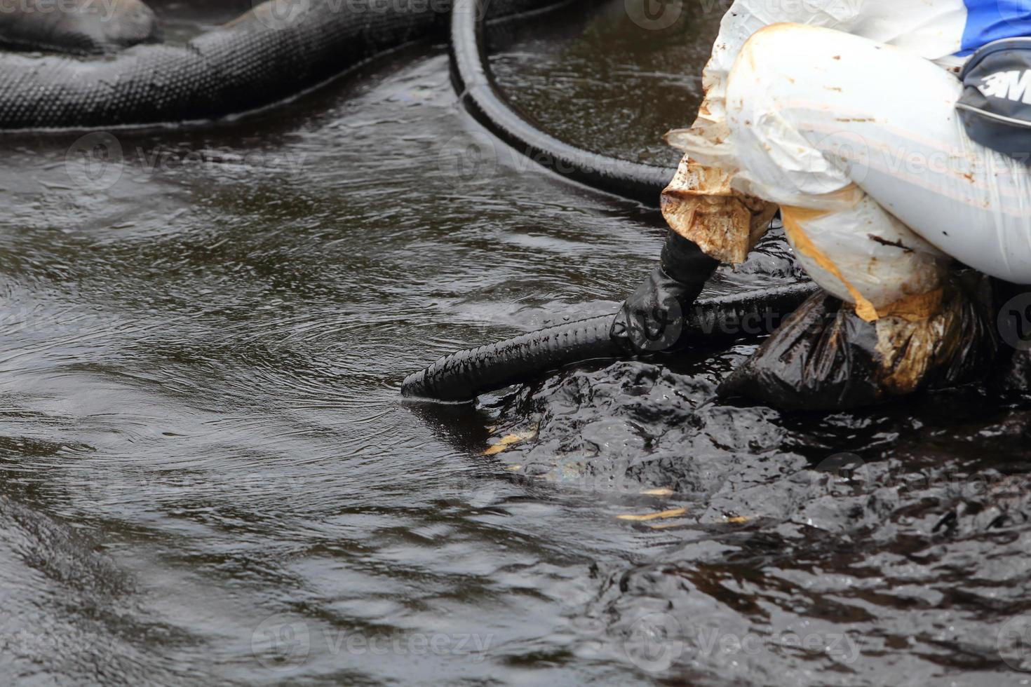 clean up Crude oil stain 8812048 Stock Photo at Vecteezy
