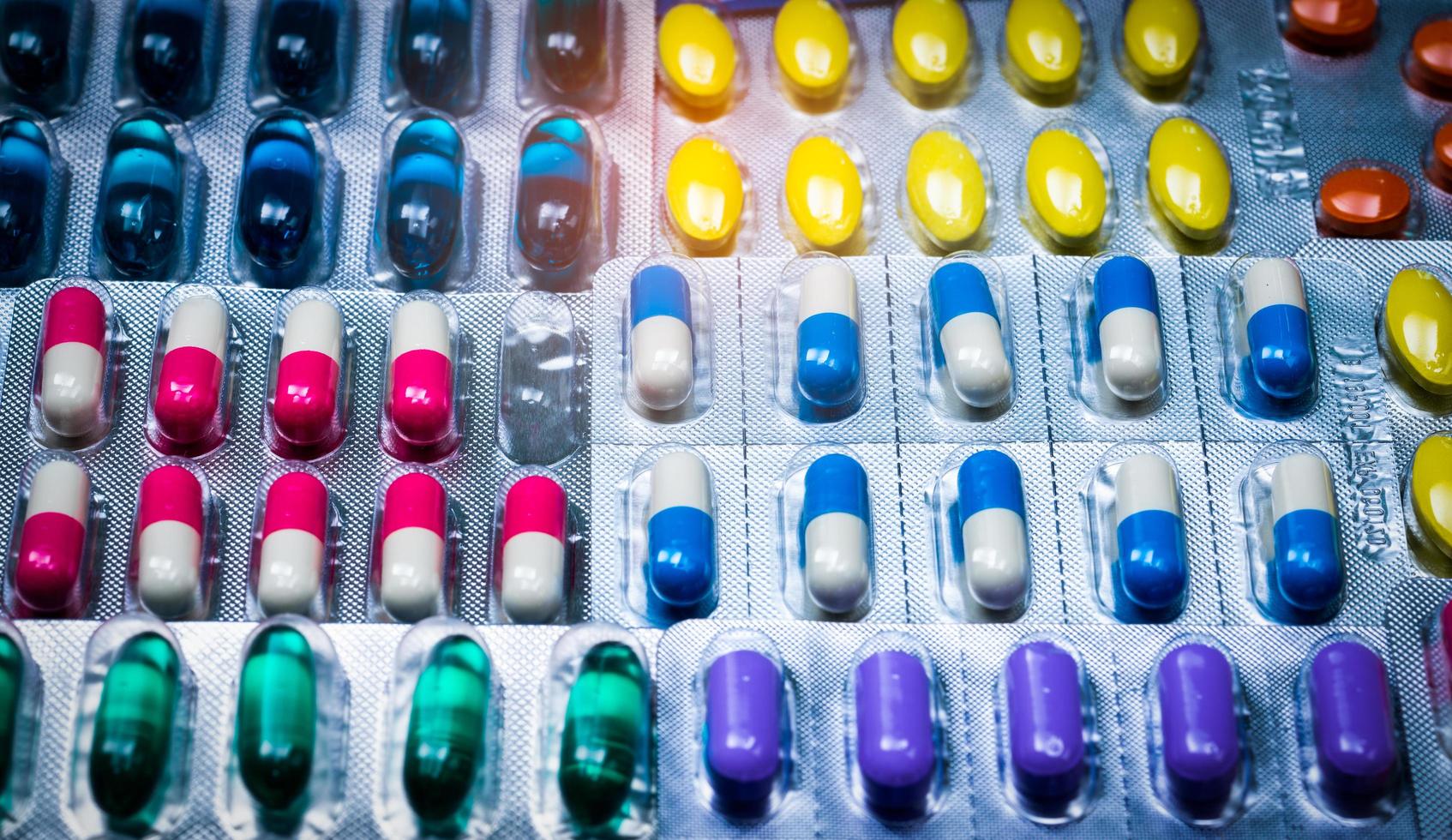 colorido de tabletas y cápsulas de píldoras en envases tipo blíster dispuestos con un hermoso patrón. concepto de industria farmacéutica. droguería farmacia. defectuoso y error en el concepto de fábrica farmacéutica. foto