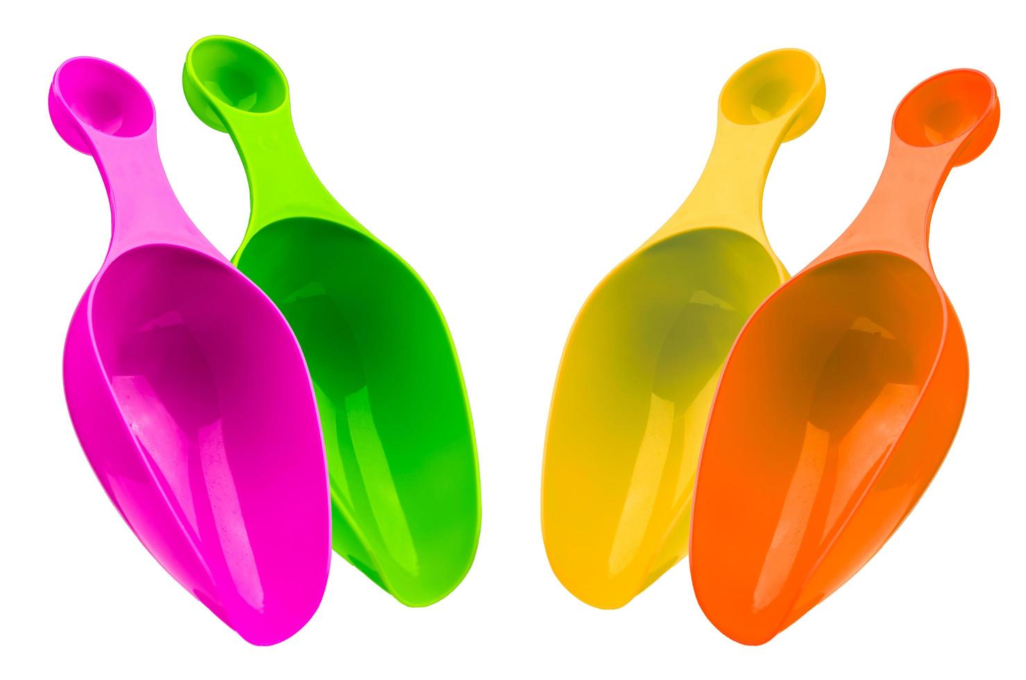 juego de cuchara dosificadora de plástico de colores aislada en fondo blanco con sombra. cuchara medidora de plástico verde, rosa, amarillo y naranja. foto