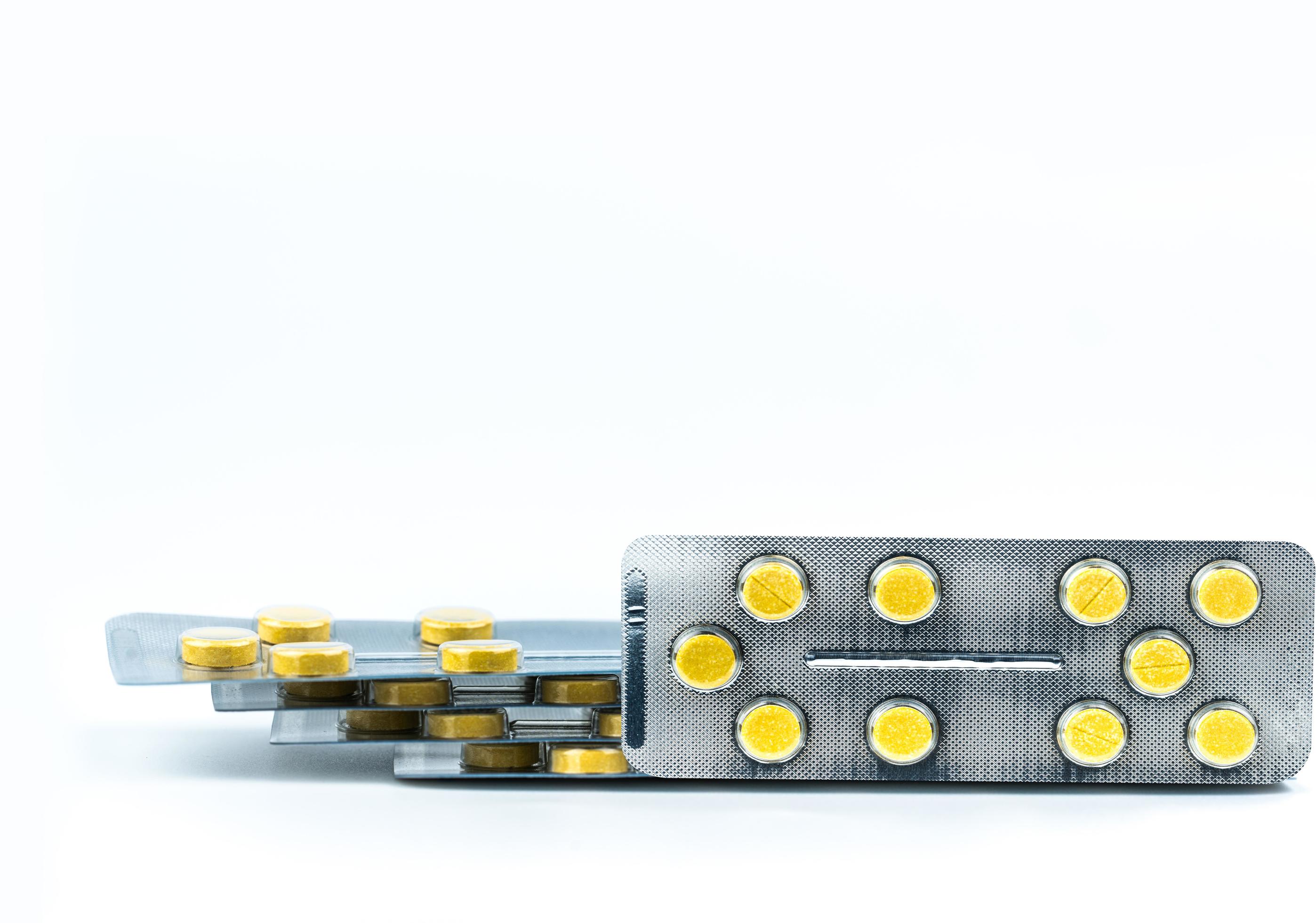 pastillas de ergotamina y cafeína en blisters aisladas en fondo blanco