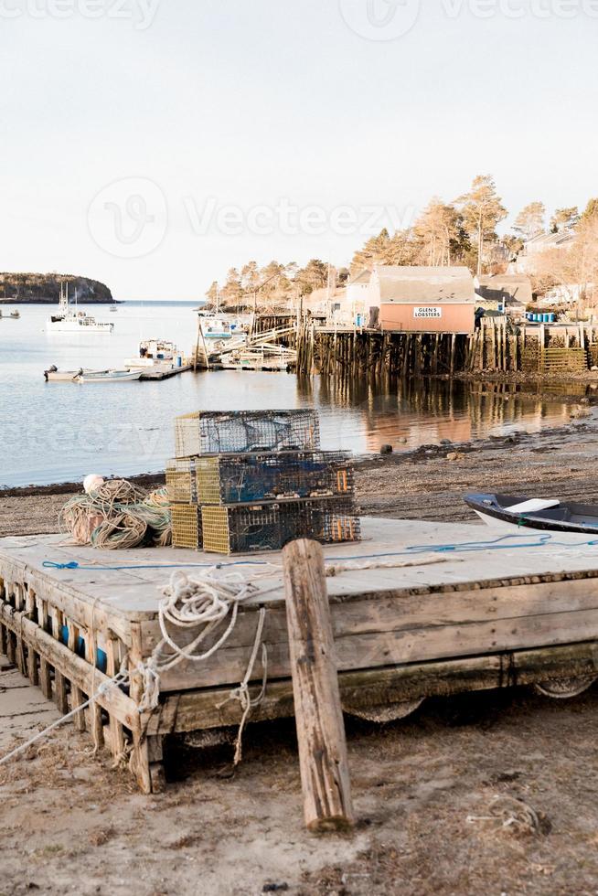 muelle de madera con marea baja foto