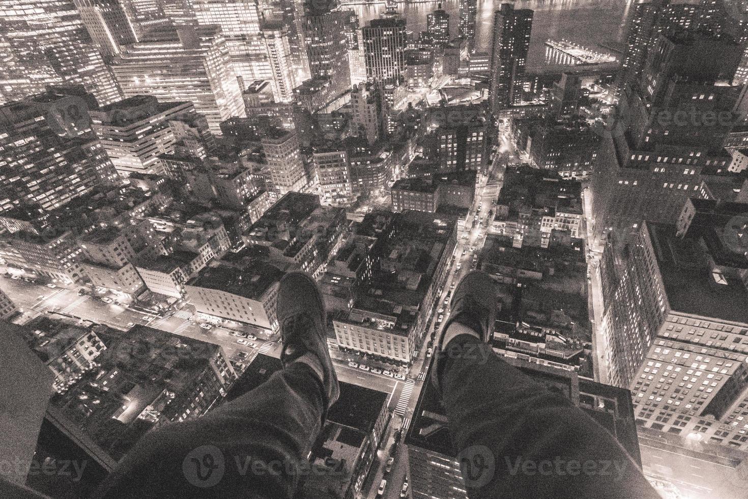 colgando los pies del edificio foto