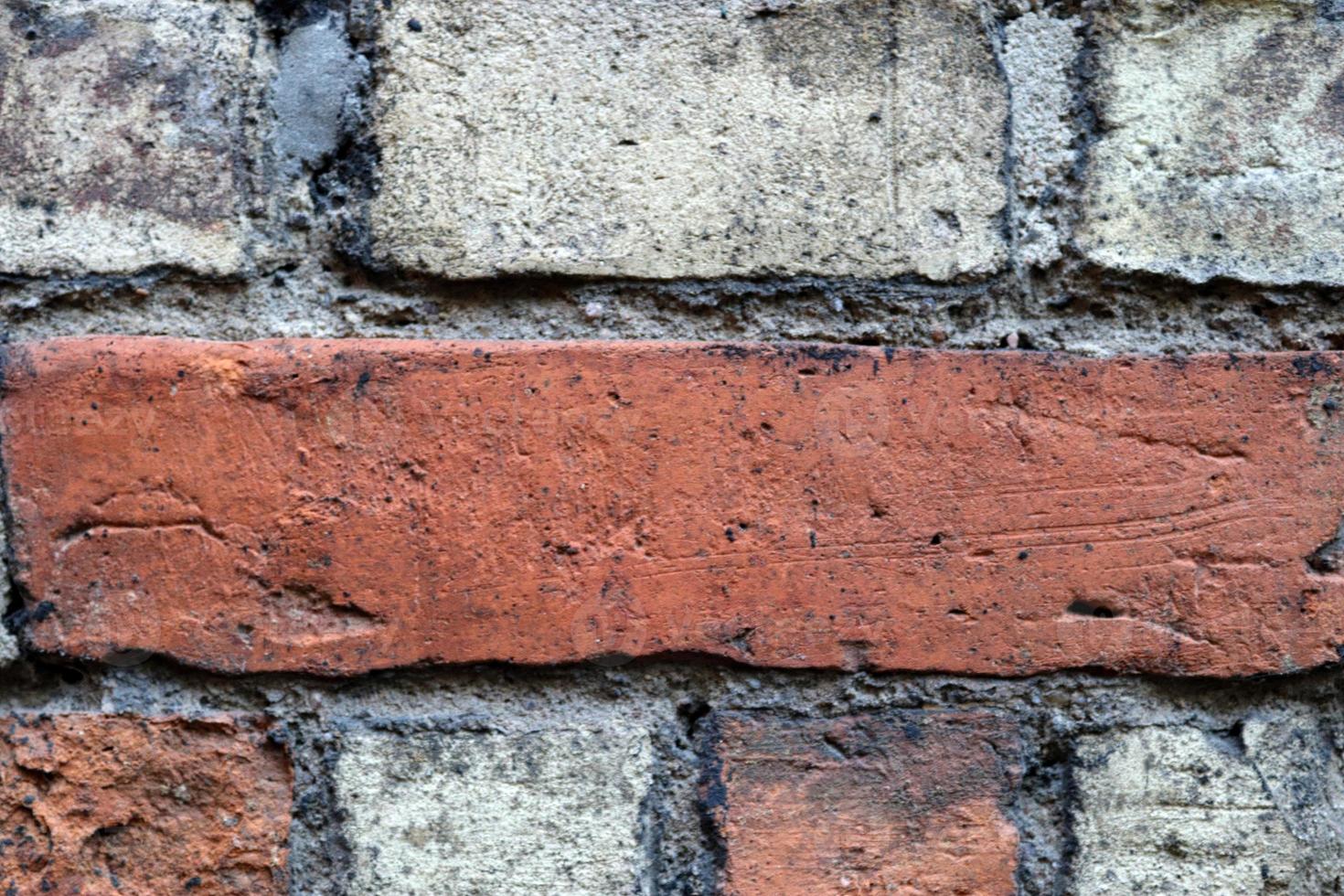 viejo muro de ladrillo. textura de fondo panorámico de pared de ladrillo desgastado viejo foto