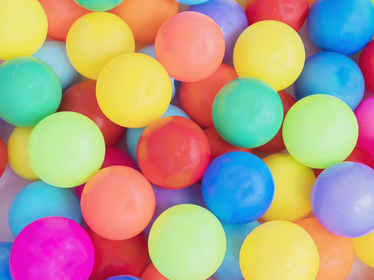 fondo de bolas de juguete de plástico colorido foto
