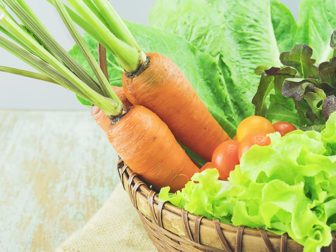 cesta de verduras frescas foto