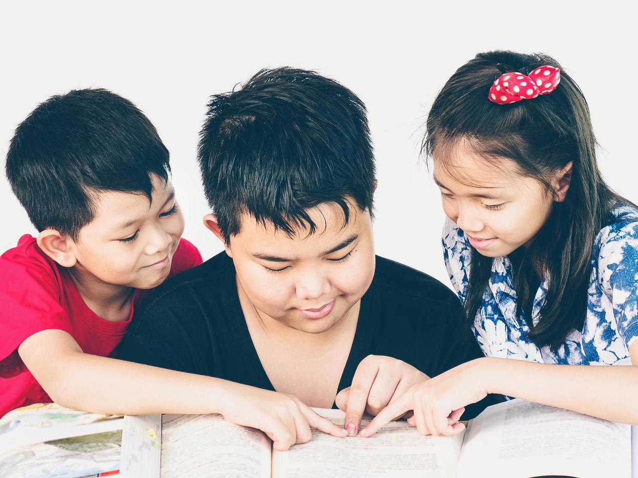 foto de estilo antiguo de niños leyendo un libro juntos felizmente