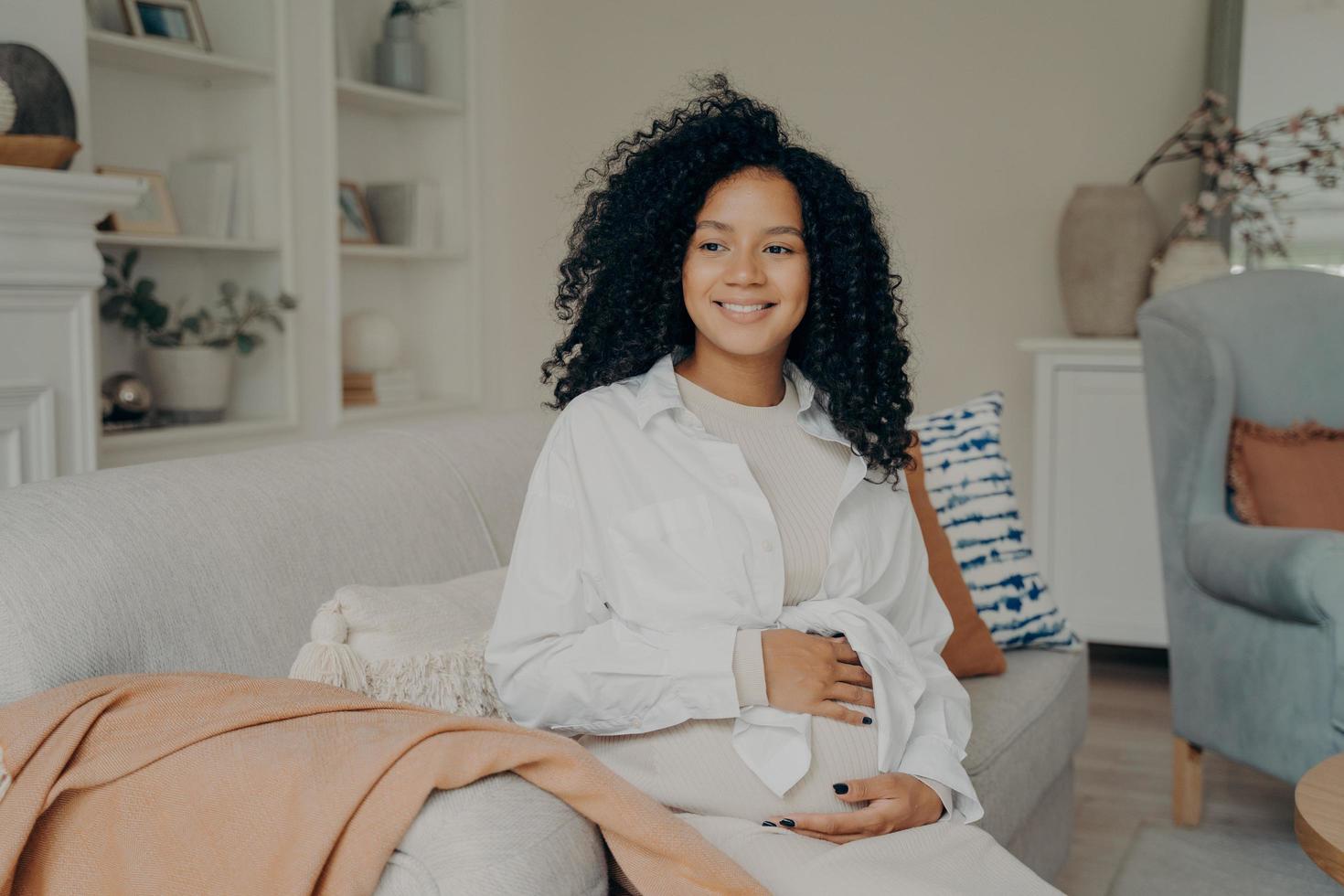 feliz mujer afroamericana embarazada feliz de convertirse en mamá en el futuro foto