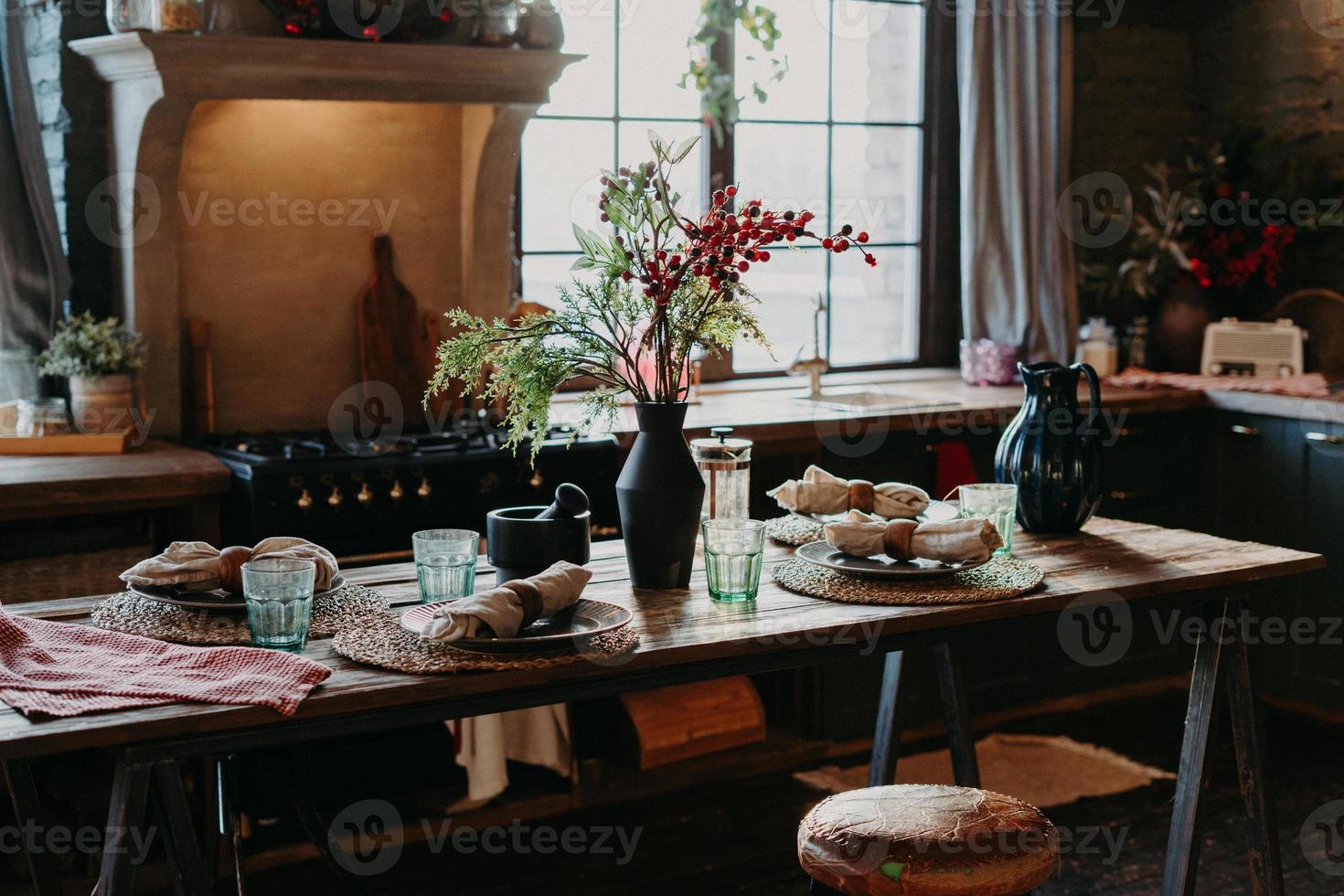 tiro interior de mesa servida con servilletas enrolladas. concepto de hora de la cena. decoración de mesa. interior de la cocina casera. porción rústica foto
