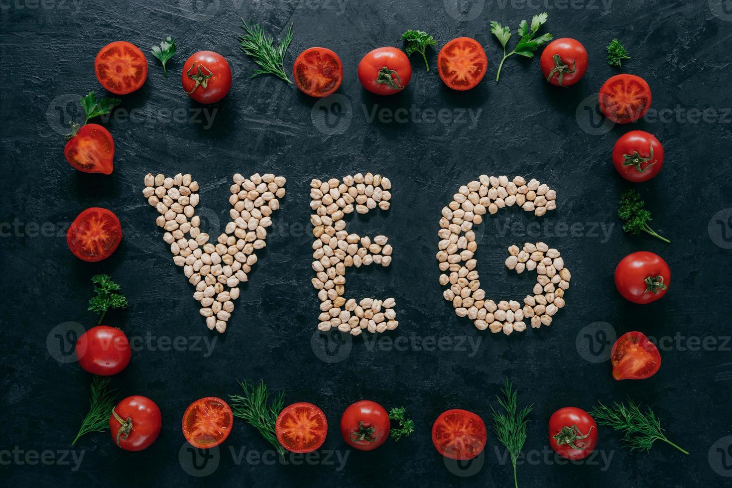 foto de marco de tomates y letras de garbanzos que significan verduras. semillas orgánicas dentro del marco vegetal aislado sobre fondo oscuro. vegetarianismo