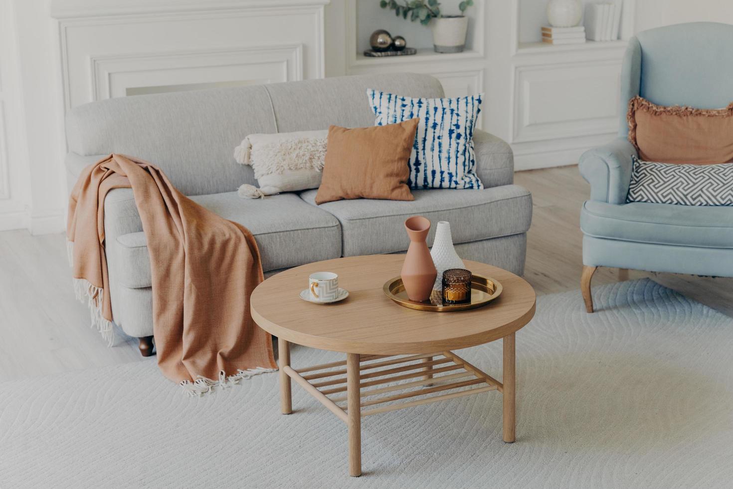 interior de apartamento de moda. almohadas suaves en el sofá. dulce habitación y salón, acogedor textil para el hogar. foto