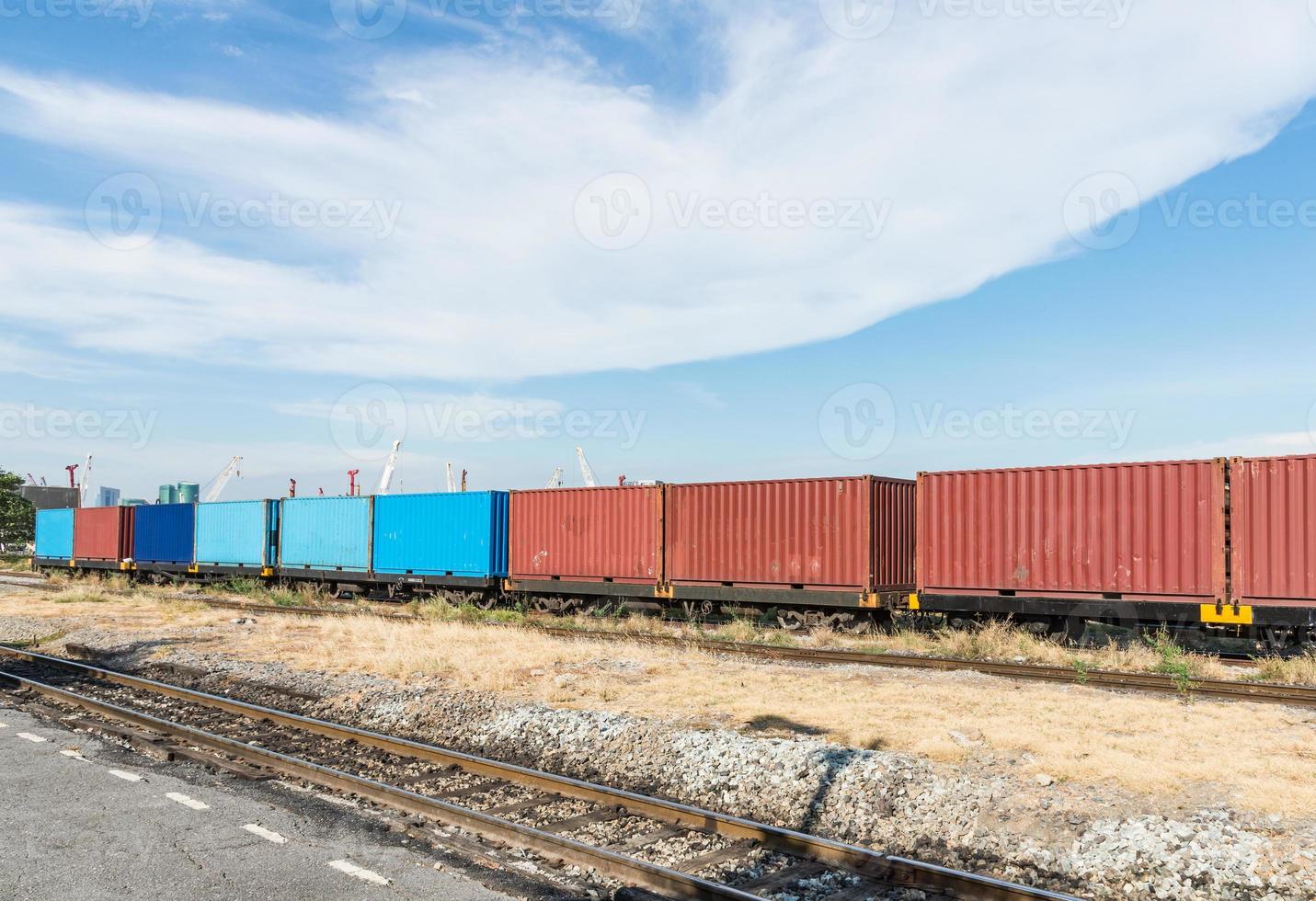 vagón portacontenedores del tren de carga foto