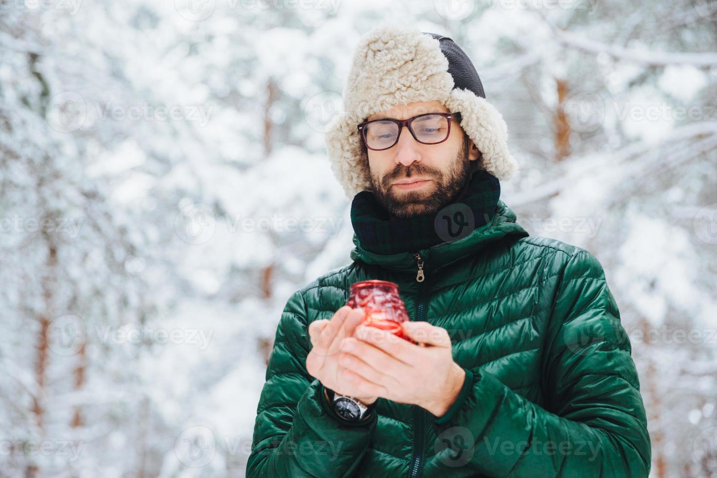 Hombre barbudo feliz con gafas de sol en un clima soleado y nevado concepto  de pasar tiempo activo caminando después de una ventisca de nieve el tipo  sonriendo y usando una chaqueta