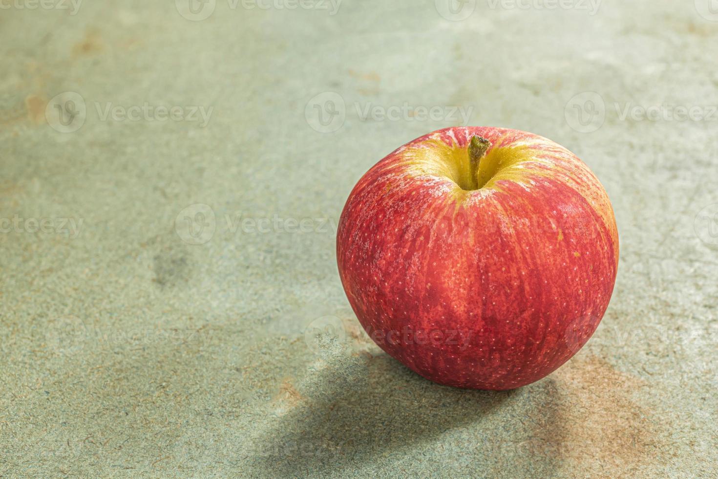 manzana de fruta saludable en la mesa de madera verde de cerca. foto