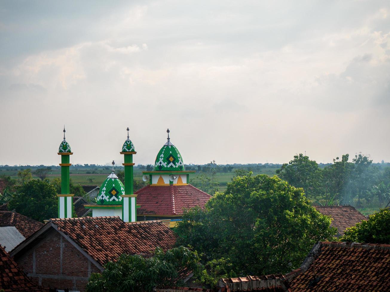 demak, java central, indonesia - 27 de junio de 2022. foto de una sala de oración con cúpula verde en el pueblo de kedondong al mediodía