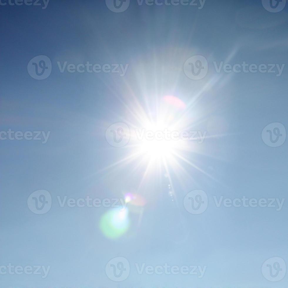 cielo azul durante un día soleado con luz solar. foto