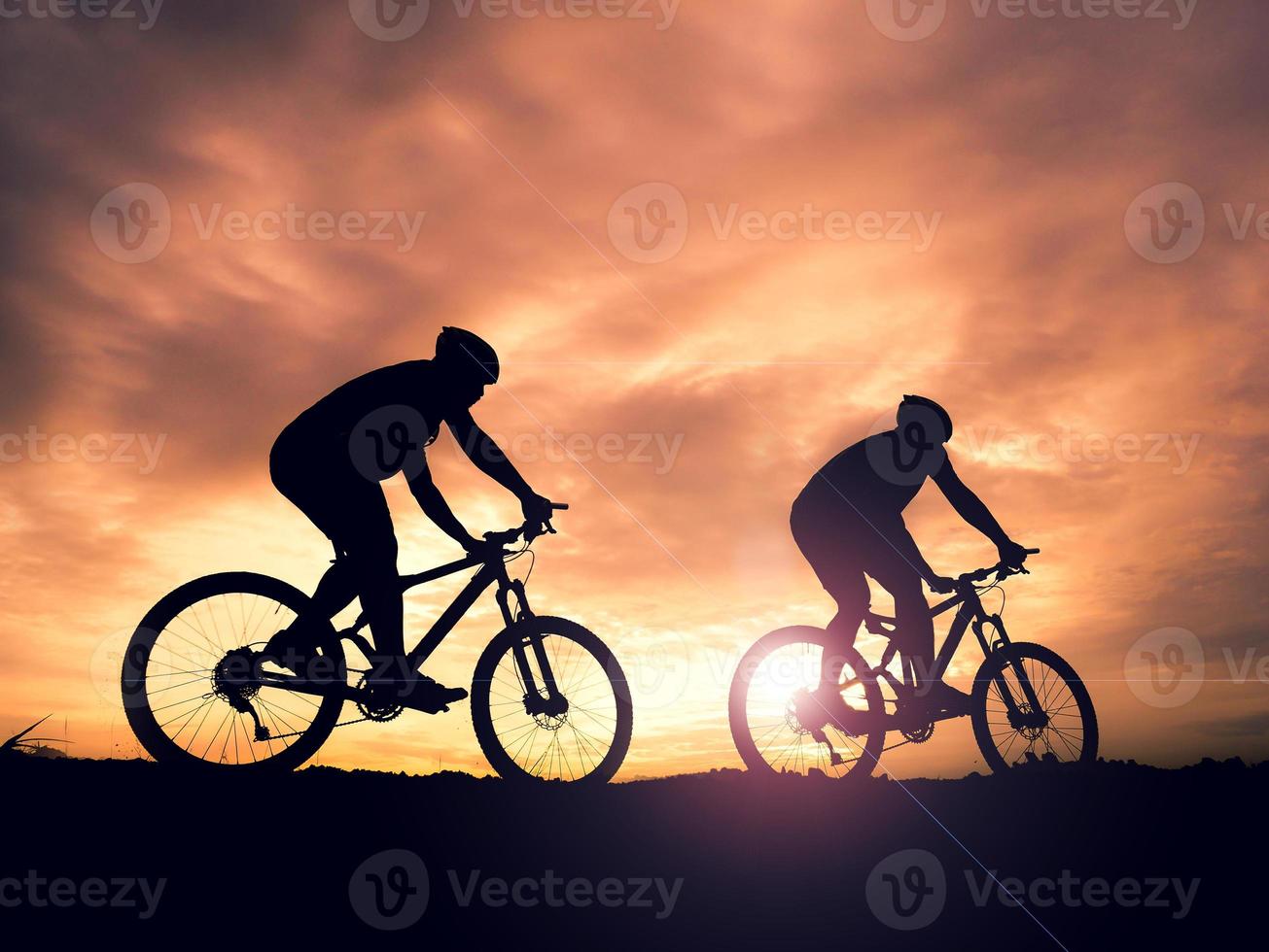 hombre montando en bicicleta de montaña ideas de aventura y viaje foto