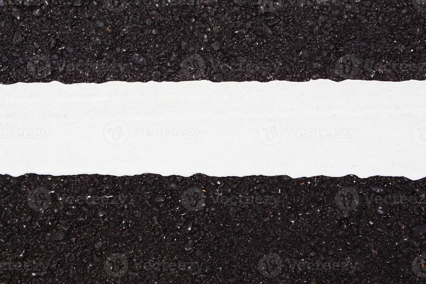 textura oscura de asfalto con línea blanca foto