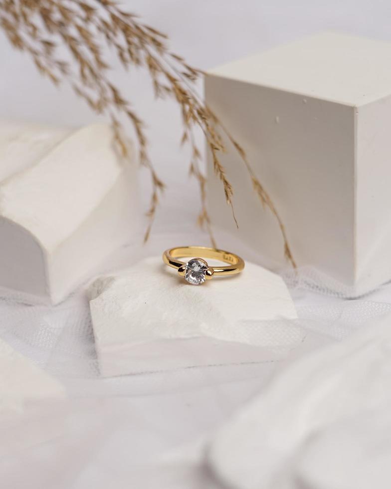 anillo de bodas engastado en piedra blanca. el anillo de joyería está listo para exhibirse y venderse. el anillo de bodas es una muestra del amor de la pareja. perlas y diamantes completan la belleza del anillo. desenfoque de enfoque foto