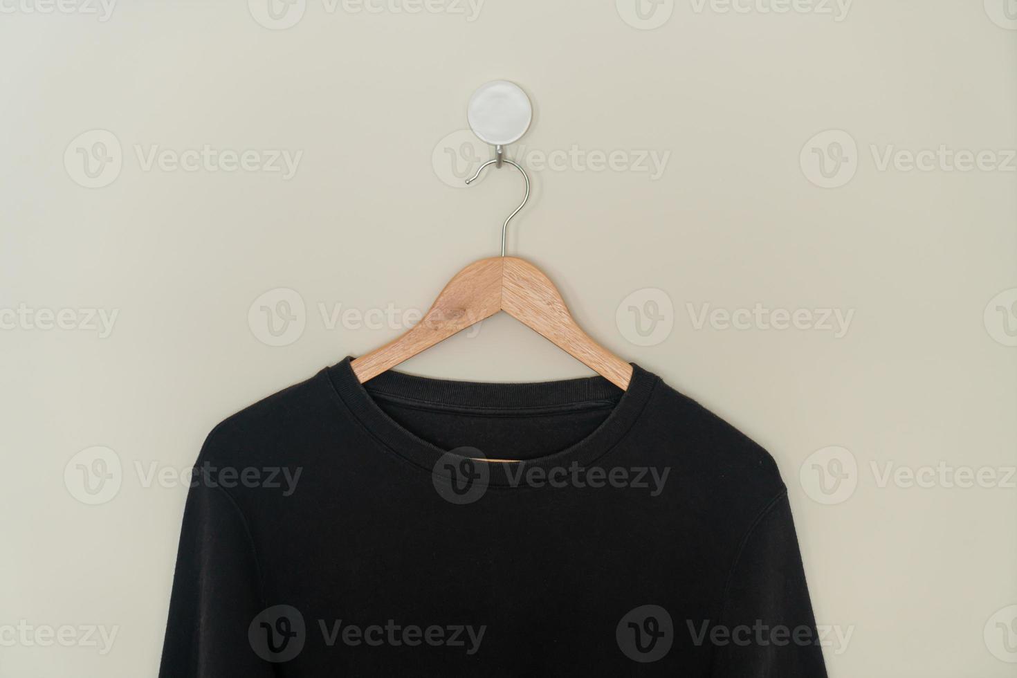 suéter negro colgado en la percha foto