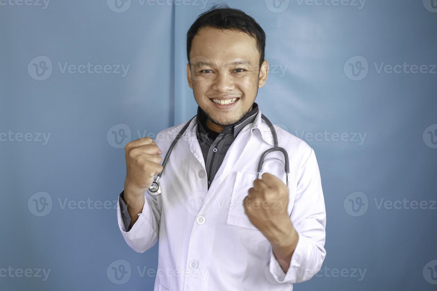 un retrato de un médico masculino asiático de éxito entusiasta. foto