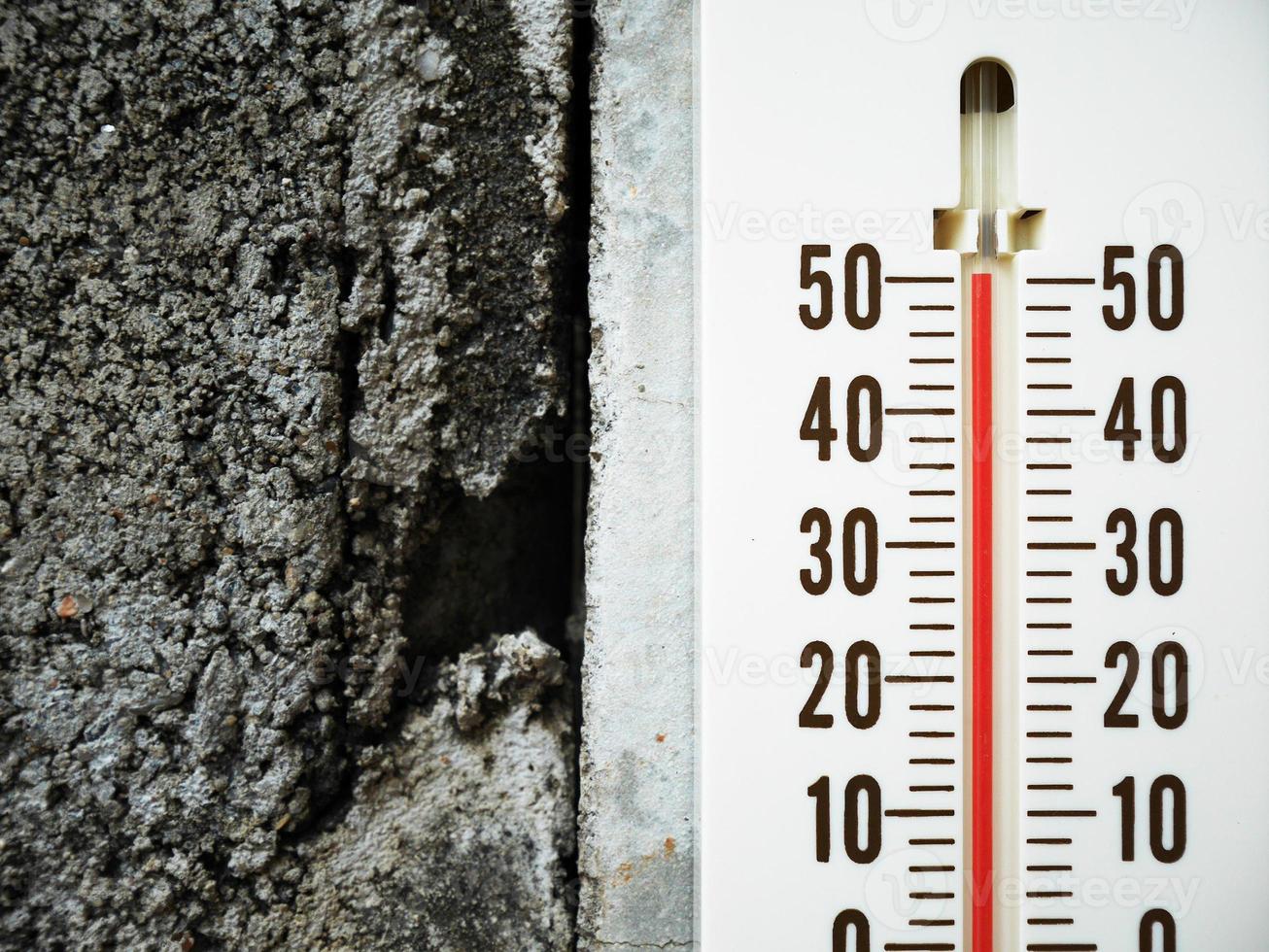 Primer termómetro que muestra la temperatura en grados centígrados foto