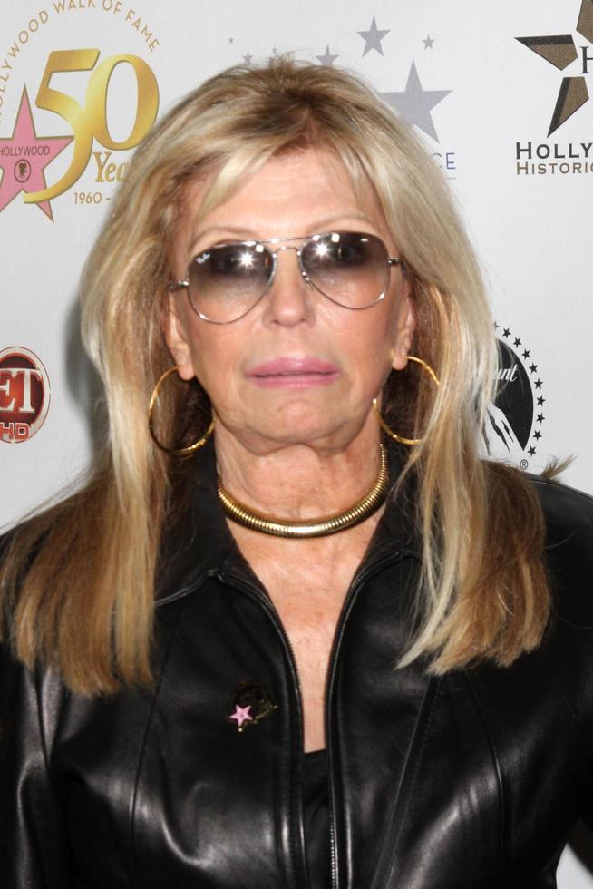 los angeles, 3 de noviembre - nancy sinatra llega a la celebración del 50 aniversario del paseo de la fama de hollywood en hollywood y highland el 3 de noviembre de 2010 en los angeles, ca foto